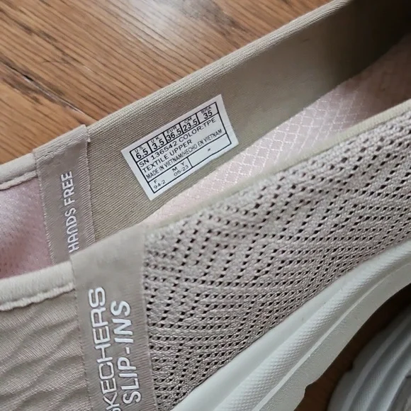 🎉HP🎉 Skechers Women's Slip-Ins - Light Gray Shoes - Picture 5 of 5
